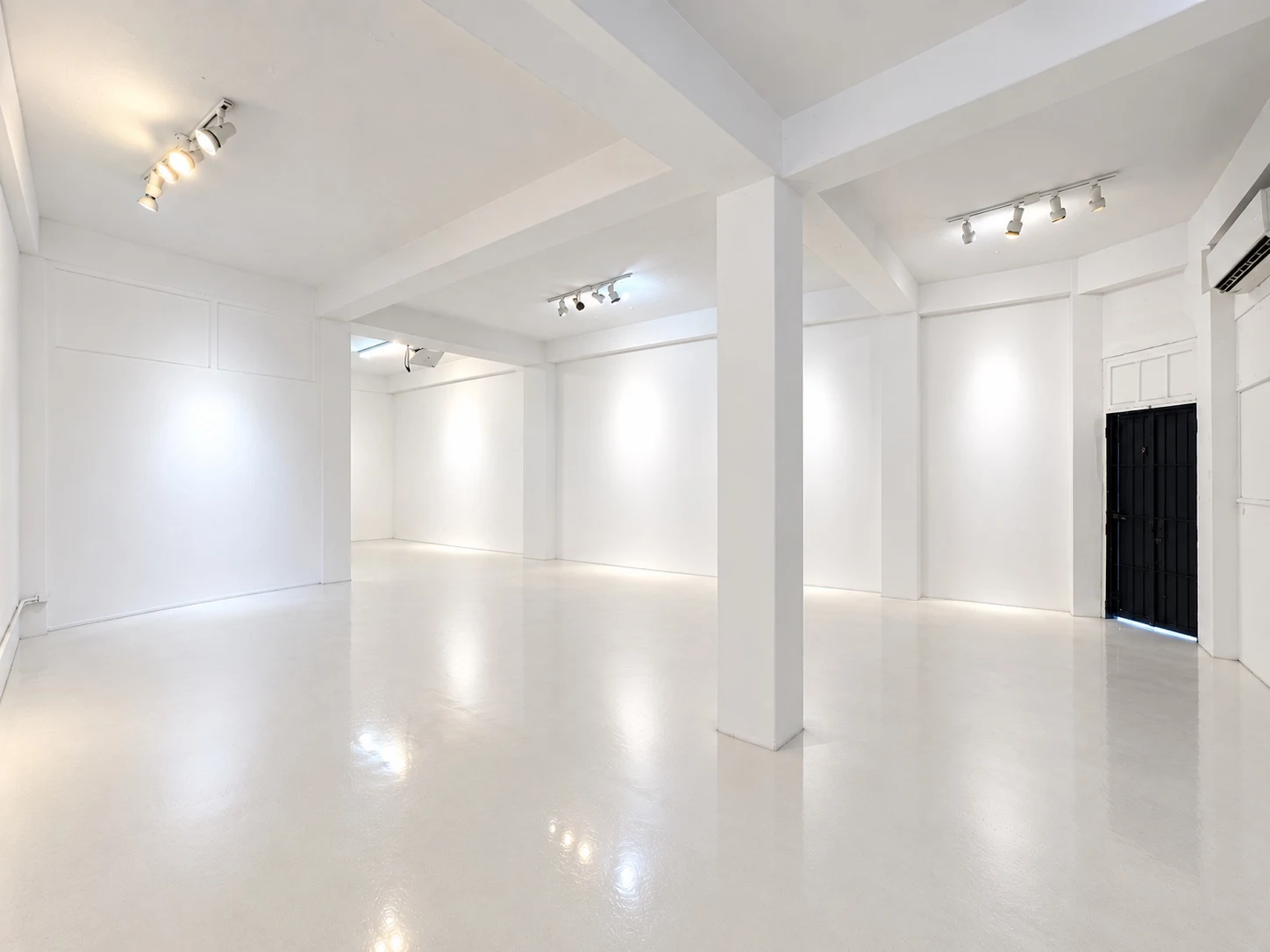 Sala del Instituto de Subcultura, con paredes blancas, columnas y luz natural