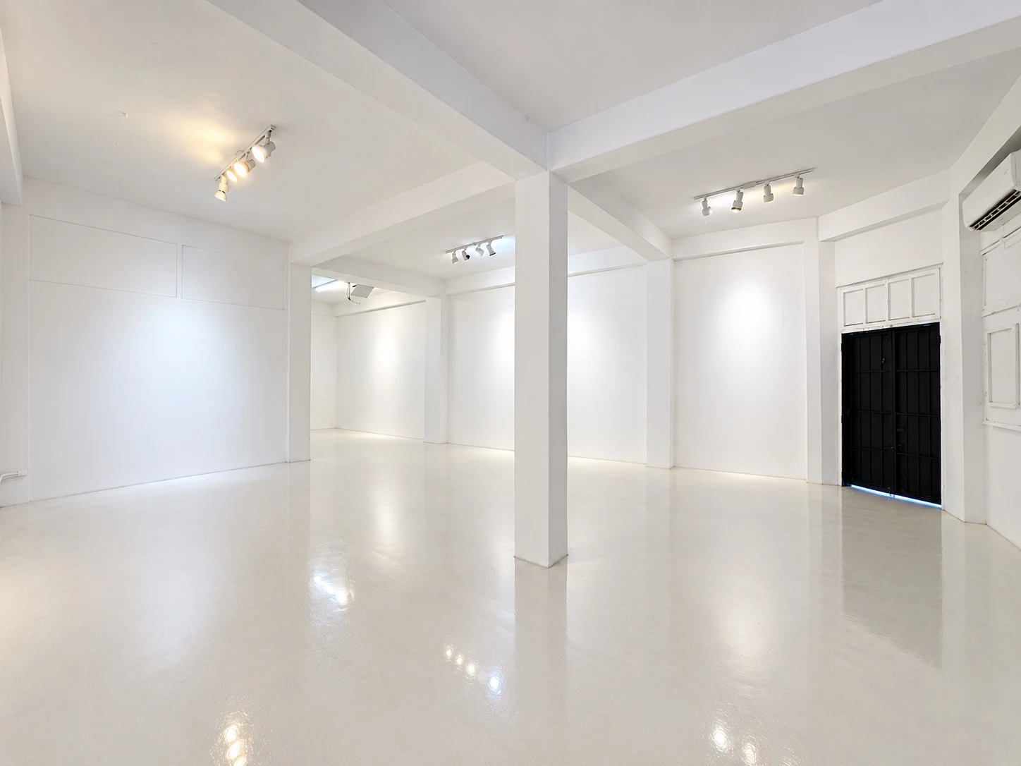 Vista de la sala de exhibiciones y la puerta de entrada